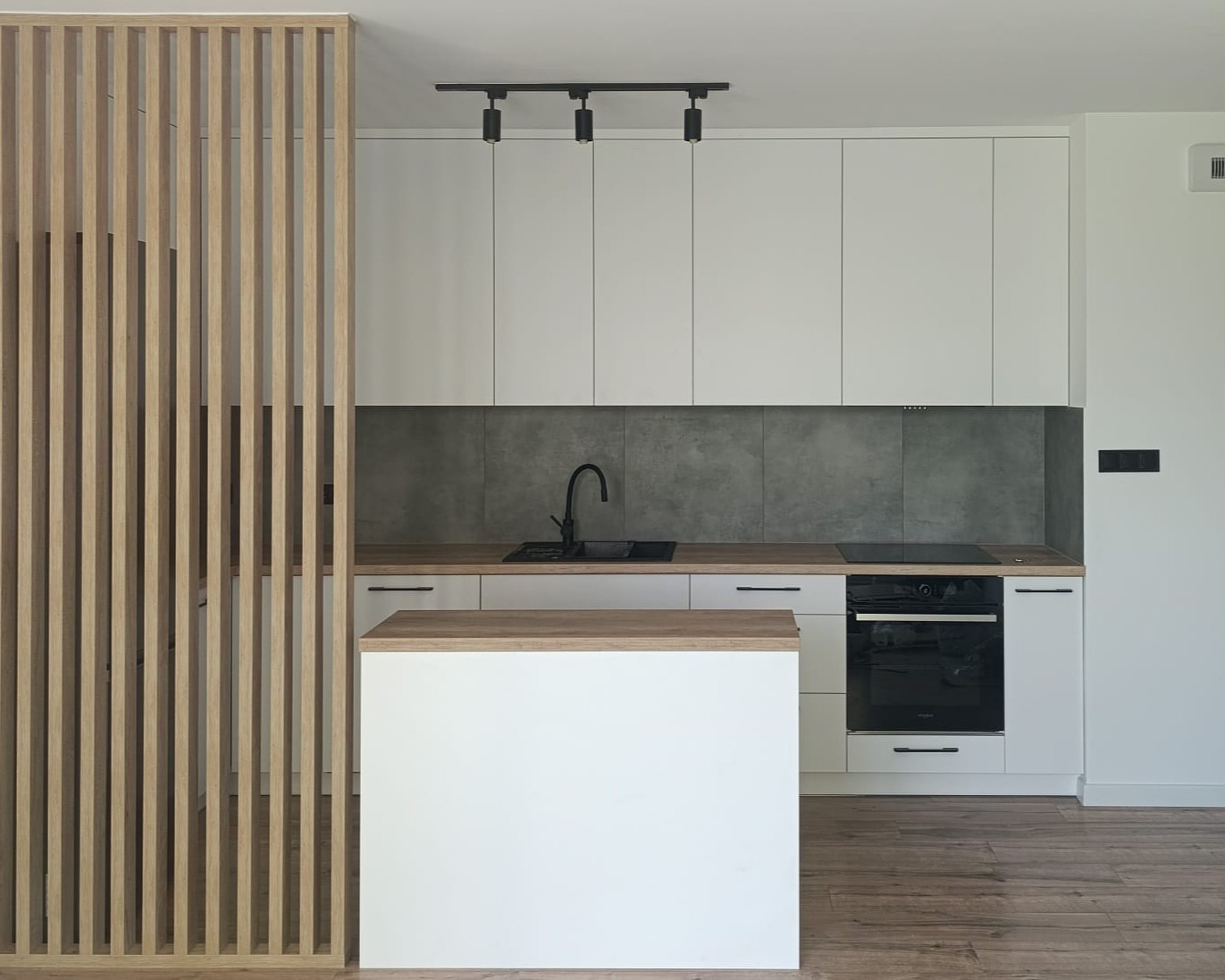 Kuchnia na wymiar w białym kolorze z nowoczesną zabudową