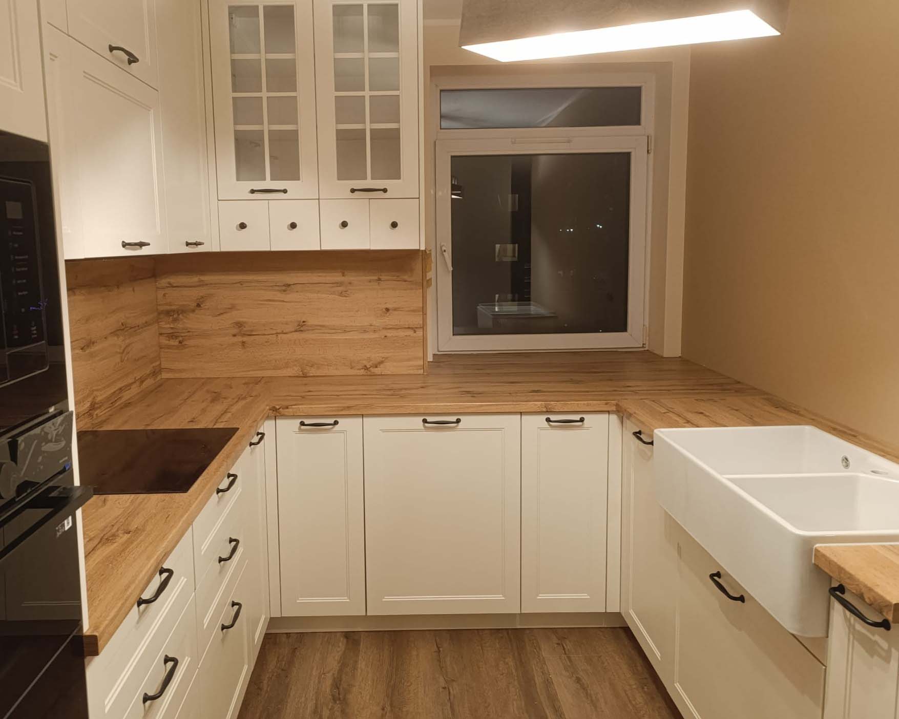 Kuchnia na wymiar z połączeniem drewna i jasnych frontów