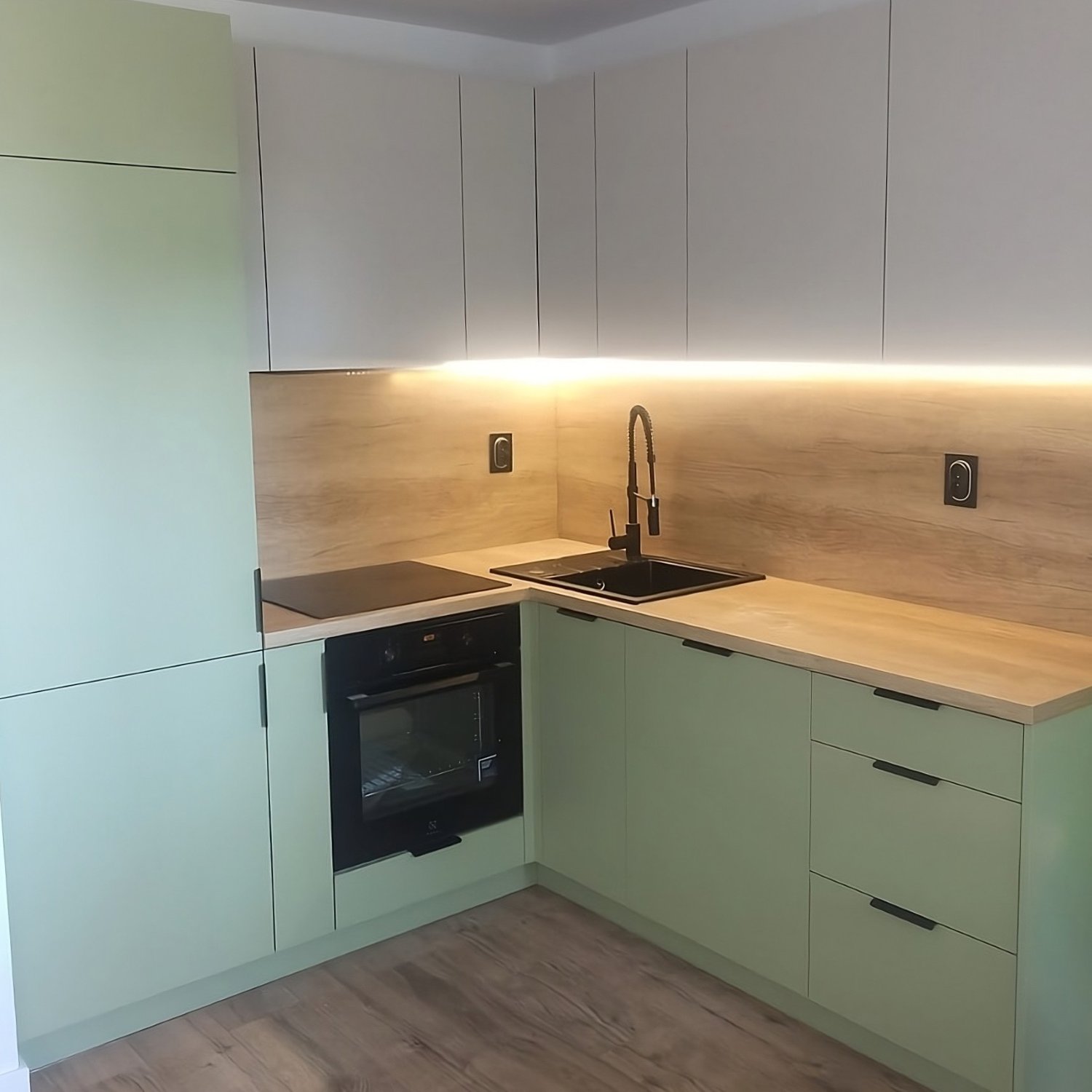 Kuchnia na wymiar w zielonym kolorze z nowoczesnym designem