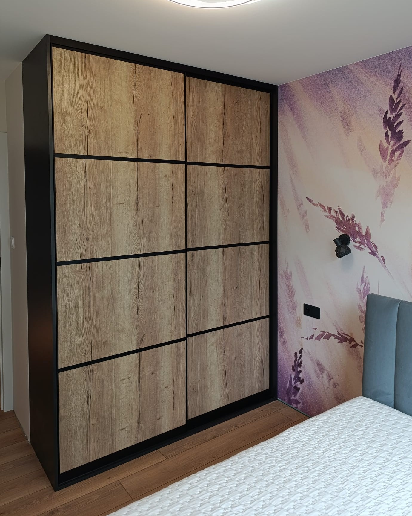 Drewniana szafa na wymiar z dużą pojemnością