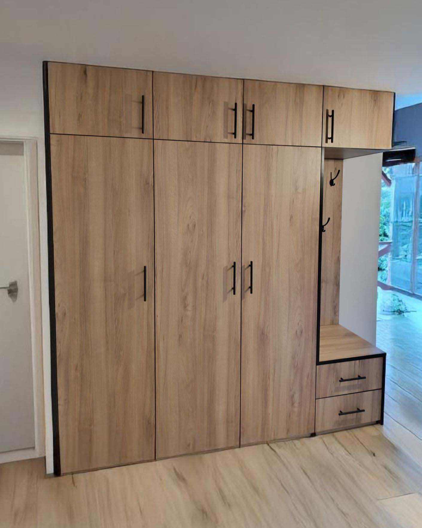 Duża szafa na wymiar wykonana z drewna