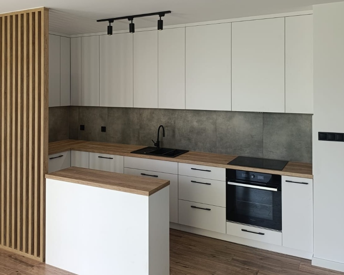 Biała kuchnia na wymiar z dekoracyjnymi lamelami