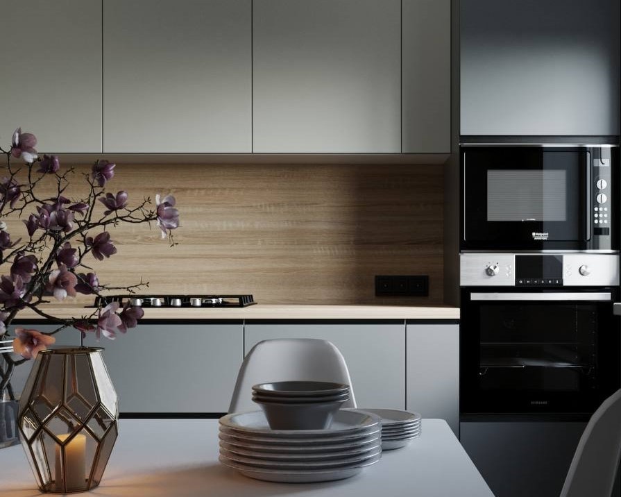 Nowoczesna kuchnia na wymiar z jasną zabudową